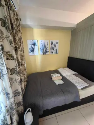 a bedroom with a bed in a room at Condo Near MOA, NAIA, PICC, & CCP that is comfy with a view! in Manila