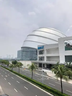 a building with a road in front of a highway at Sea Residences Holiday Rentals in Manila