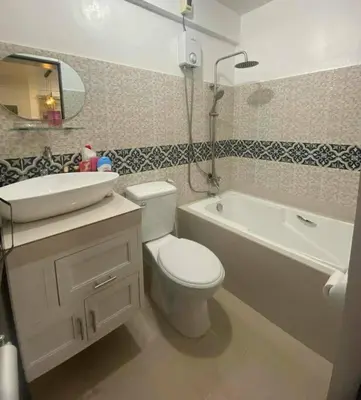 a bathroom with a sink and a toilet and a bath tub at House Tahhánne in Amadeo