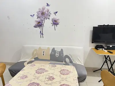 a bedroom with a bed with flowers on the wall at \u65e5\u843d\u6d77\u6e7e\u516c\u9986 in Manila