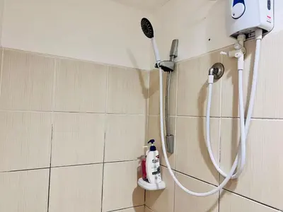 a shower head on a wall in a bathroom at \u65e5\u843d\u6d77\u6e7e\u516c\u9986 in Manila