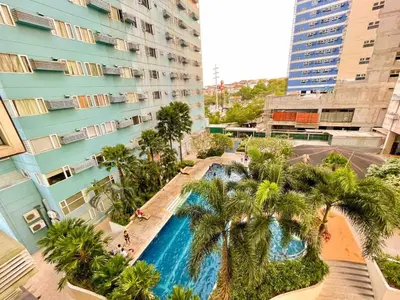 an overhead view of a swimming pool in front of a building at Budget-friendly Condo Near Bgc, Venice #rt34008 in Manila