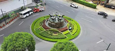 a street with a statue in the middle of a road at cozy Avah condotel newport in Manila