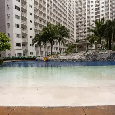 Near MOA and NAIA airport at Shore 1 Residences with balcony -unlimited WIFI