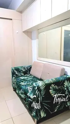 a green couch in a room with a window at Searendipity - Sea Residences, Pasay City in Manila