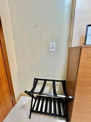 a black bench sitting in the corner of a room at Sunshine 100 Cozy Mandaluyong Studio Near BGC in Manila