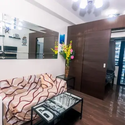 Cozy Crash Pad B Laughter friendly Makati 2271 Gym Swim Park 300