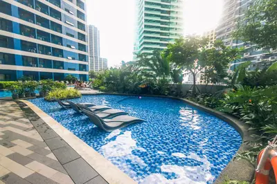 a swimming pool in the middle of a city with tall buildings at Urban Charm Cozy Meet 51 Air Swim Gym Park 300Mb in Manila