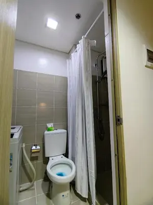 a small bathroom with a toilet and a shower at Mk Luxury Vacation in Manila