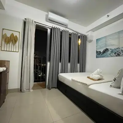 12 Minutes from Mall of Asia - Spacious Condo with Balcony & Hot Shower
