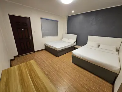 a small room with two beds and a table at \ub098\uc774\uc2a4\uace8\ud504\ud154 \uc774\uae00\ub9bf\uc9c0\uace8\ud504\uc7a5 in General Trias