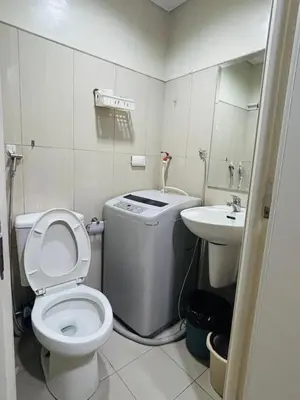 a small bathroom with a toilet and a sink at Shell Residences Near Moa and Naia Airport- Rhoi in Manila