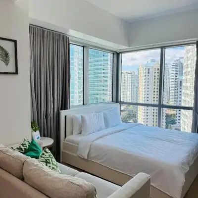 Avant at the Fort BGC with King Bed and Motorized Curtains & 65 in TV