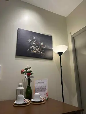 a table with a vase of flowers and a lamp at Casa En El Sur in Santa Rosa