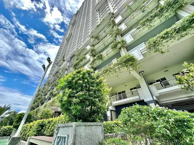 a building with a bench in front of it at Angel's Place Torre De Manila, Cozy 1BR Condo, Sunset View Near all Attractions in Manila