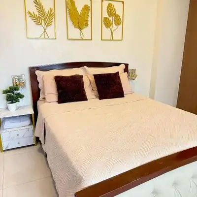 Chic Unit with Balcony - Free wifi & netflix across Naia Terminal 3 Airport