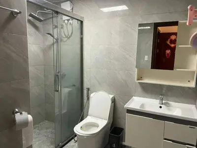 a bathroom with a shower and a toilet and a sink at \u51b0\u5c9b\u5047\u65e5\u516c\u5bd3 in Manila