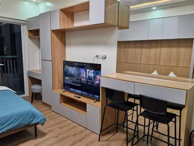 a room with a bar with a tv and a bed at Comfy Stay 50 mbps Wi-Fi, Smart TV, Netflix in Manila