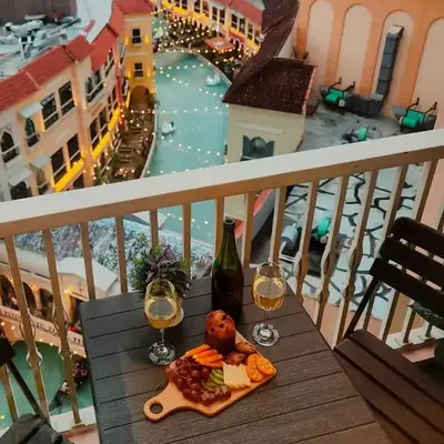 One Bedroom Unit with Venice Canal View