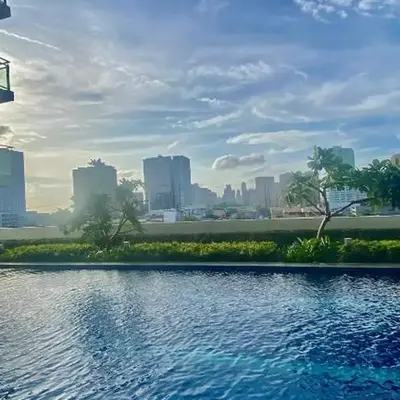 Grand View Tower Queen Bed Modern Condo
