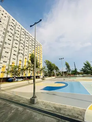 an empty basketball court in front of a building at Zen Vibes Modern 2BR Asian Fusion Stay in Manila