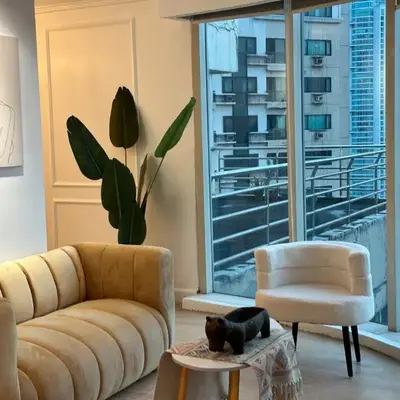 Chic Urban Stay with Balcony & Bathtub in Poblacion