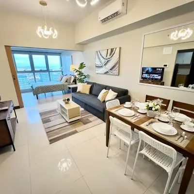 Upscale 2BR in Uptown Parksuites with Free Parking