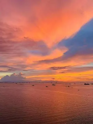 a sunset over the ocean with a cloudy sky at Luxurious Modern 2 Bedrooms Facing Manila Bay Sunset, Airports, Okada, Solaire, MOA with free parking in Manila