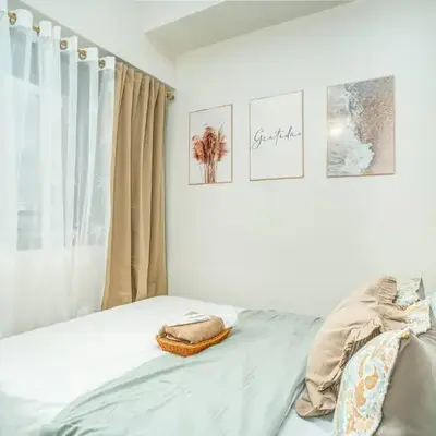 Boho Makati Condo w/ Wi-Fi + Workspace | Red
