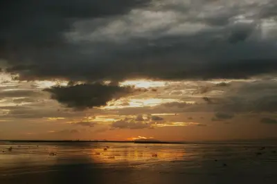 a sunset on the beach with a cloudy sky at Elegant 3 Bedroom unit with Ocean View near Okada in Manila