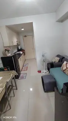 a small living room with a couch and a kitchen at Moa SEA RESIDENCE condotel in Manila