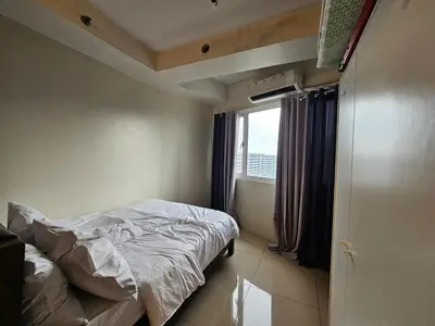 a small bedroom with a bed and a window at Shell MOA Facing View 1BR near Ikea, NAIA, PICC Shell003 in Manila