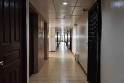 an empty hallway with a hallwayngthngthngthngthngthngthngthngthngthngth at RedDoorz at Moonwalk Paranaque in Manila