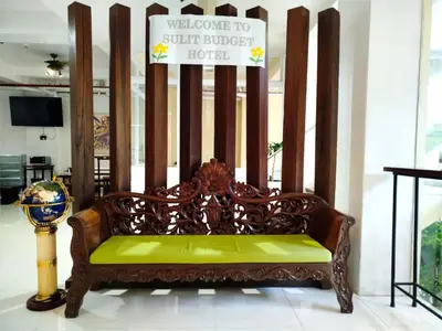 a wooden bench with a green seat in a room at Sulit Budget Hotel VMapa in Manila