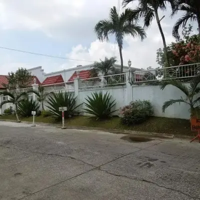 Casa Meyer's BF Homes International House for rent with pool and Jacuzzi