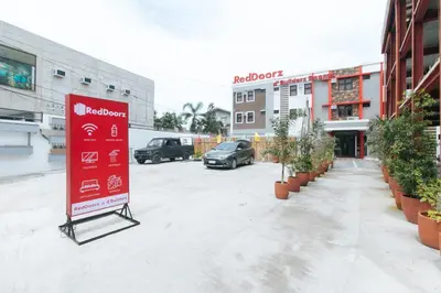 a sign in the middle of a parking lot at RedDoorz Plus at DBuilders Poblacion BGC in Manila