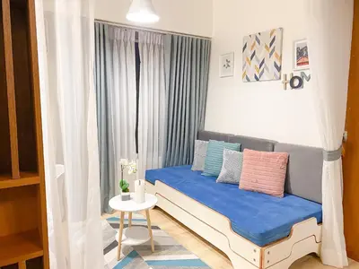 a small bedroom with a blue bed with curtains at Large 1-Bedroom Condo 60sqm Makati Rockwell CBD Poblacion in Manila