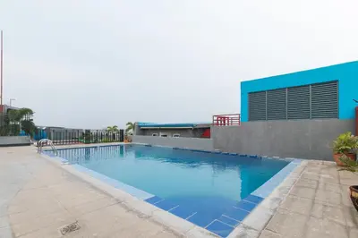 a swimming pool on the side of a building at RedDoorz @ Melbourne Suites Makati in Manila