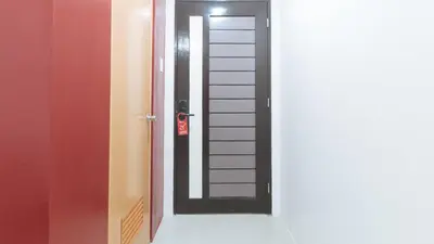 a door with a mirror in a room at RedDoorz @ El Grande Inn Santa Cruz Manila in Manila