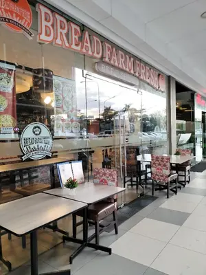 a breakfast farm fresh restaurant with tables and chairs at Cozy22 1BR at Shore2 Tower2 in Manila